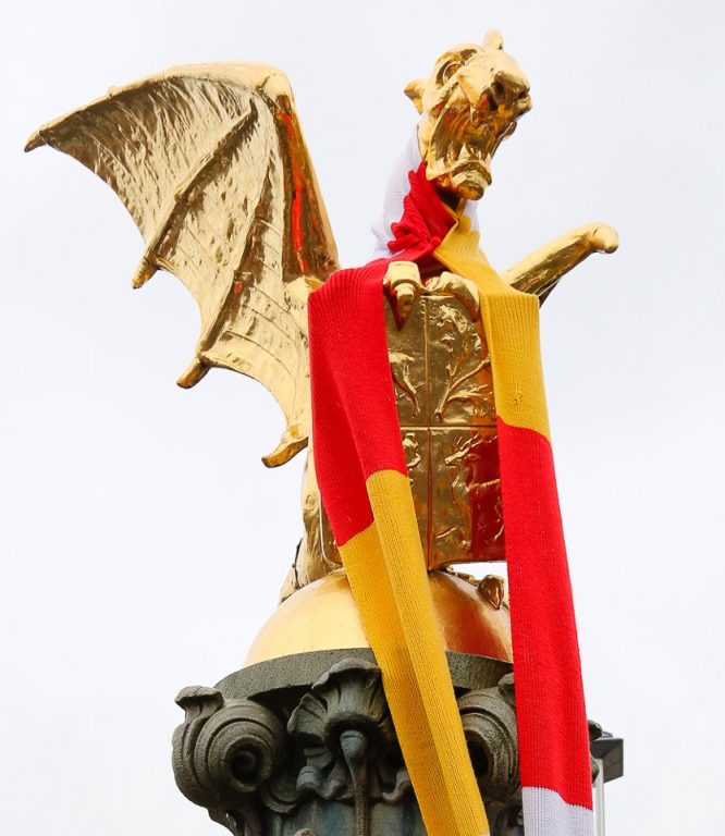 De Gouden Draak met Oeteldonkse das voor het station in Den Bosch