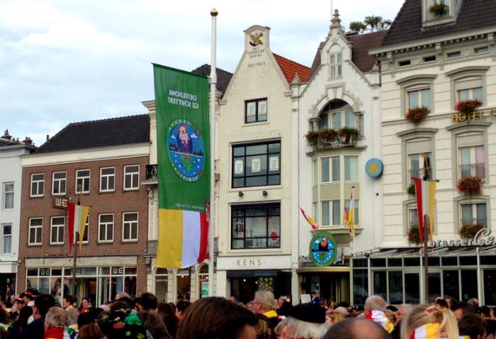 De vlag op markt met het thema Oeteldonk, ge schittert
