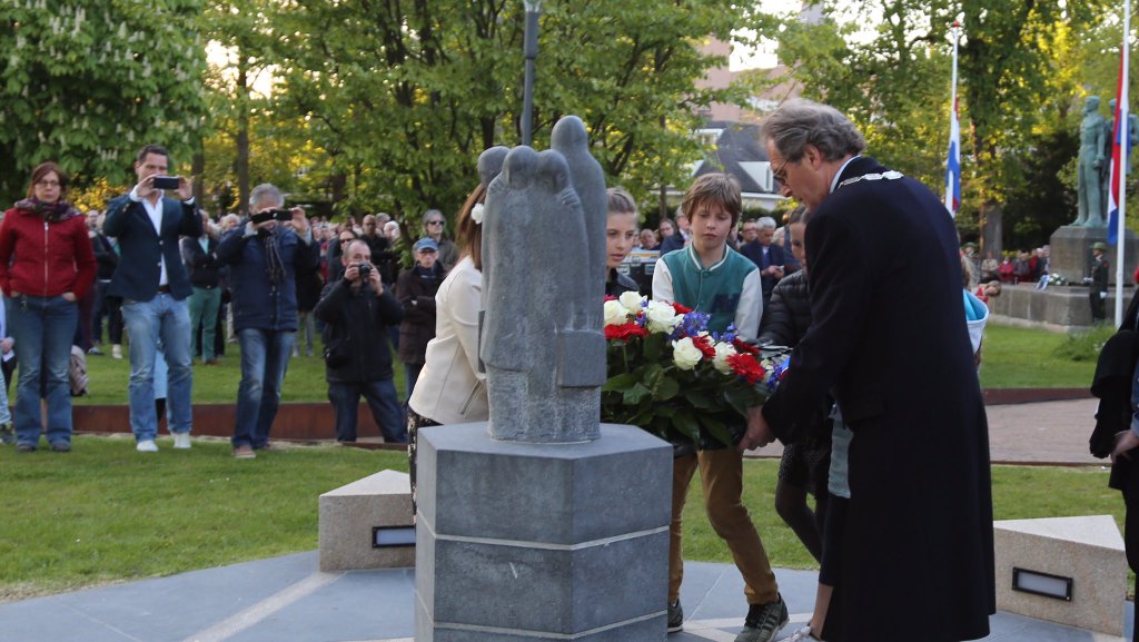 Dodenherdenking 2016: Burgemeester Rombouts legt met scholieren een krans