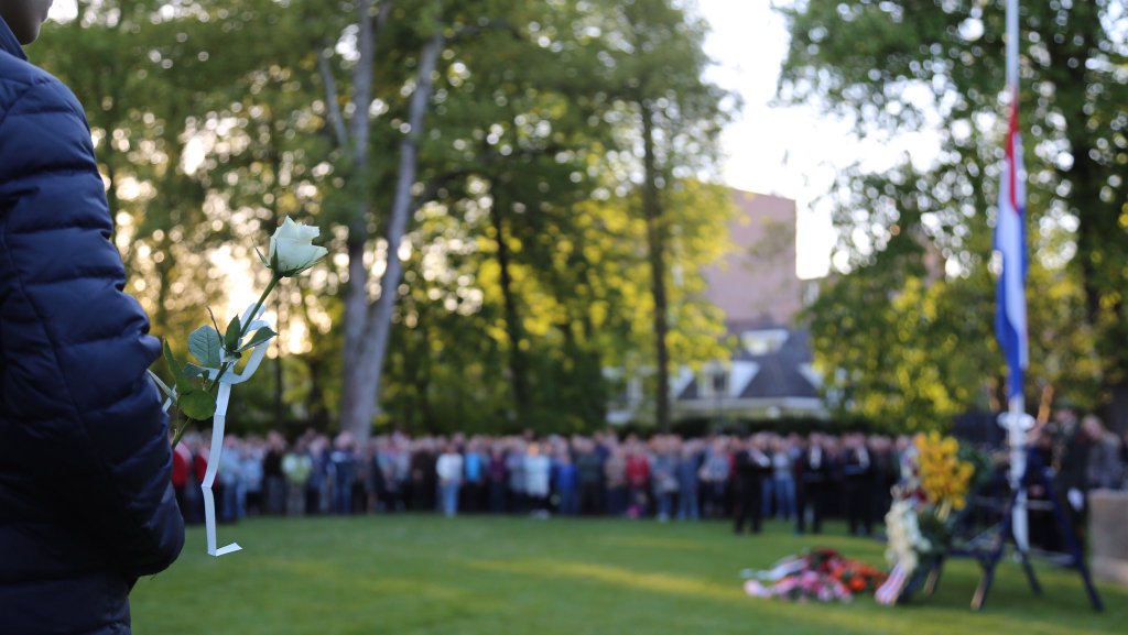 Dodenherdenking 2016: Een bloem voor hen die voor onze vrijheid stierven
