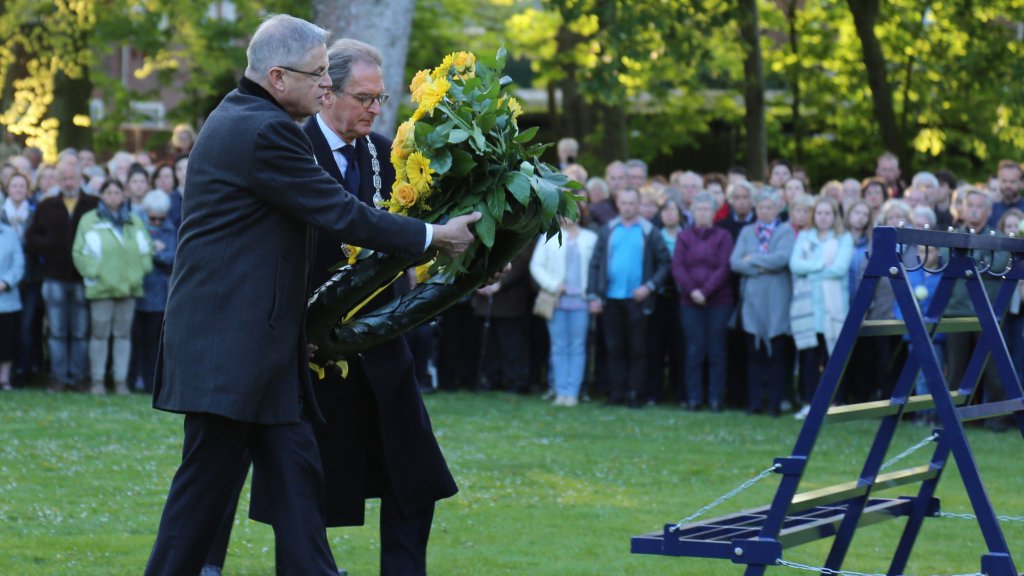 Dodenherdenking 2016: Burgemeester Rombouts legt een krans